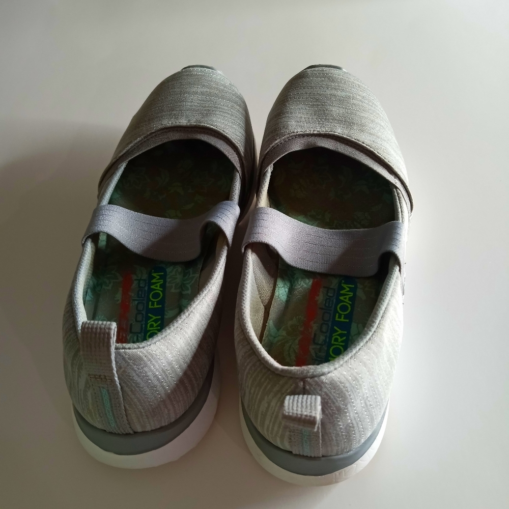 Women's Skechers Size 7.5